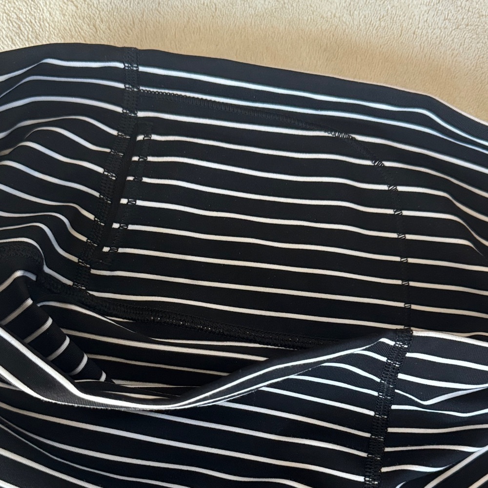 Lululemon Black & White Striped Leggings 🖤 - Picture 5 of 5